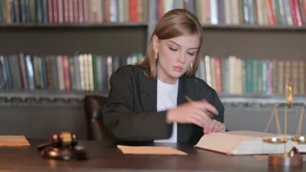 Ενθουσιασμένη Νεαρή Δικηγόρος Ανάγνωση Βιβλίου Στο Γραφείο Ενώπιον Του Δικαστηρίου — Αρχείο Βίντεο