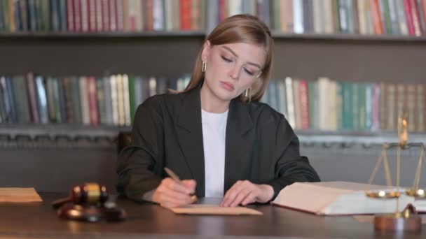 Jonge Vrouwelijke Advocaat Die Juridische Documenten Bij Het Kantoor Schrijft — Stockvideo