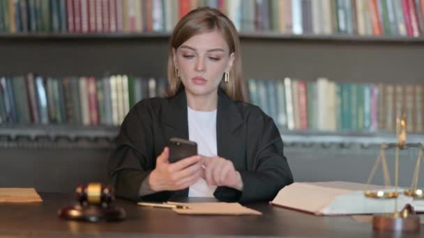 Junge Rechtsanwältin Feiert Sieg Auf Smartphone Amt — Stockvideo