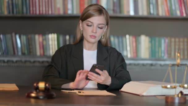Mladá Žena Právník Procházení Internetu Telefonu Kanceláři — Stock video