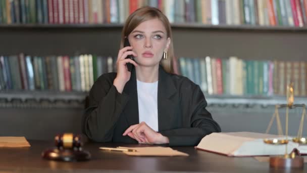 Νεαρή Γυναίκα Δικηγόρος Μιλώντας Στο Τηλέφωνο Στο Γραφείο — Αρχείο Βίντεο