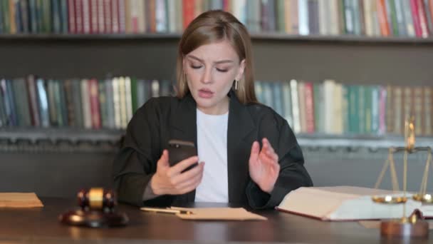Ung Kvinnlig Advokat Chockad Misslyckande Nyheter Telefon Office — Stockvideo