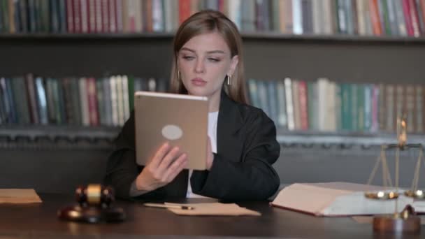 Ofisteki Tablette Başarıyı Kutlayan Genç Bayan Avukat — Stok video