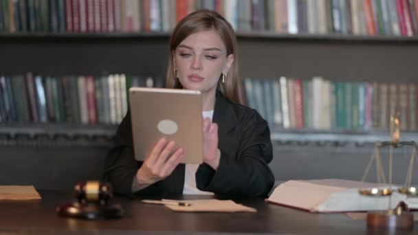 Νεαρή Γυναίκα Δικηγόρος Χρησιμοποιώντας Tablet Στο Γραφείο — Αρχείο Βίντεο