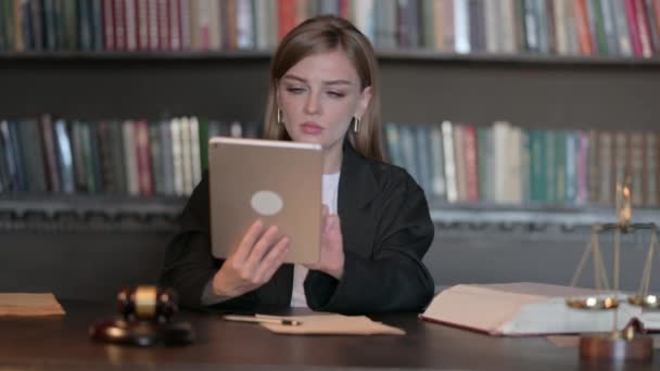 Fiatal Női Ügyvéd Felzaklatta Loss Tablet Irodában — Stock videók