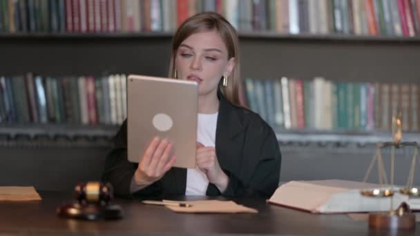 Νεαρή Γυναίκα Δικηγόρος Κάνει Βίντεο Chat Στο Tablet Στο Γραφείο — Αρχείο Βίντεο
