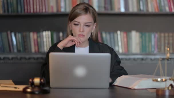 Laptop Çalışan Dalgın Genç Bayan Avukat — Stok video