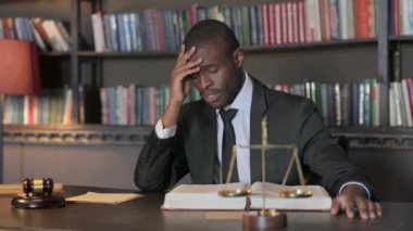 Ofiste oturan gergin Afrikalı Amerikalı Avukat