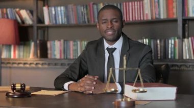 Ofisteki Afrikalı Amerikalı Avukatın Bana El kol deyin