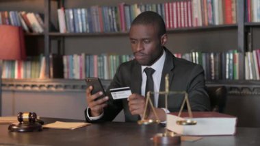 Ofiste İnternetten Alışveriş İçin Heyecanlı Afrikalı Amerikalı Avukat