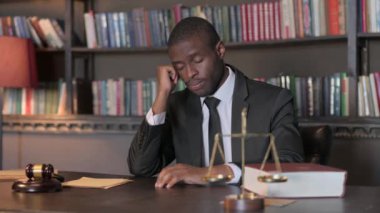 Ofiste Uyuyan Afrikalı Amerikalı Avukat