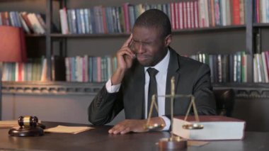 Ofisinde Baş Ağrısı Olan Afrikalı Amerikalı Avukat