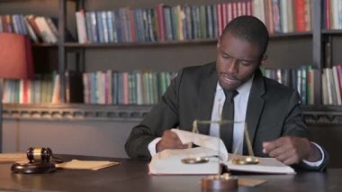 Afrikalı Amerikalı Avukat Mahkemeden önce Hukuk Kitabı okurken Heyecanlı