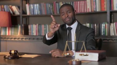 Ofisteki Kameraya İnkâr Eden Afrikalı Amerikalı Avukat