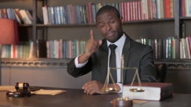 Afrikalı Amerikalı Avukat Ofisteki Kamerayı Gösteriyor