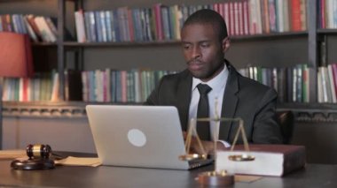 Heyecanlı Afrikalı Amerikalı Avukat Dizüstü bilgisayarda Başarı Kutlaması