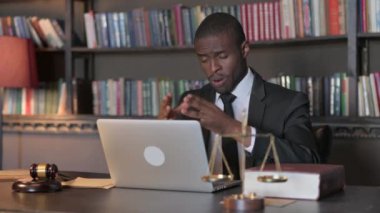 Laptop 'ta Afrikalı Amerikalı Avukatın Çevrimiçi Video Sohbeti