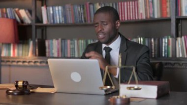Ofiste Dava Üzerinde Çalışan Gergin Afrikalı Amerikalı Avukat