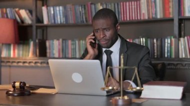 Afrikalı Amerikalı Avukat Müşteriyle Telefonda Konuşuyor