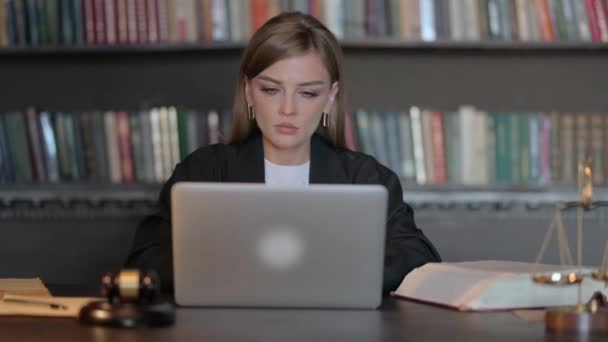 Ofiste Baş Ağrısı Olan Gergin Genç Bayan Avukat — Stok video