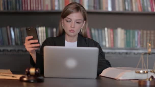 Νεαρή Γυναίκα Δικηγόρος Χρησιμοποιώντας Smartphone Στο Γραφείο — Αρχείο Βίντεο
