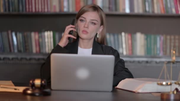 Молода Жінка Юрист Розмовляє Телефону Офісі — стокове відео