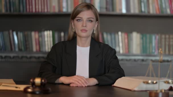 Allvarlig Ung Kvinnlig Jurist Sitter Ämbetet — Stockvideo