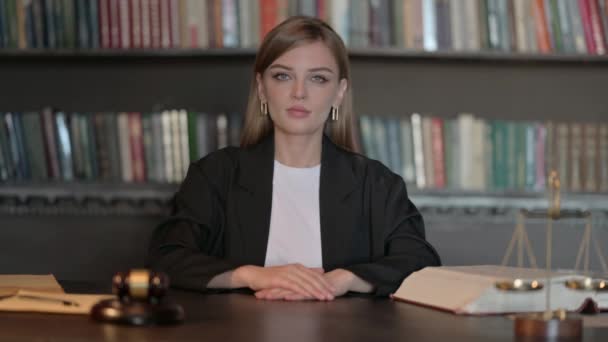 Jonge Vrouwelijke Advocaat Schudden Hoofd Acceptatie — Stockvideo