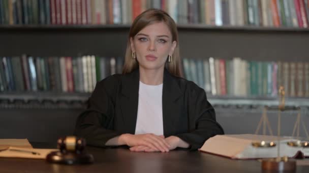 Afvisning Ung Kvindelig Advokat Benægtende Tilbud – Stock-video