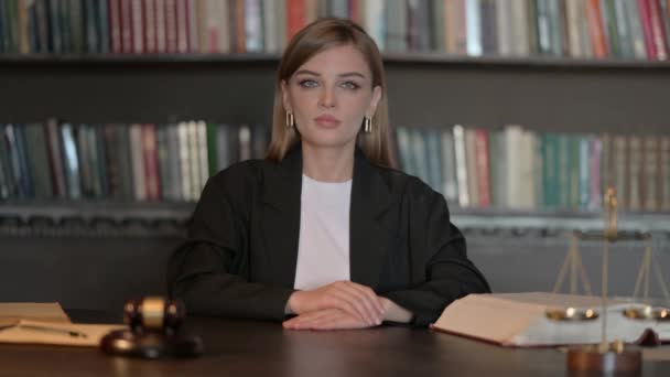 Velge Unge Kvinnelige Advokat Pekende Kamera – stockvideo