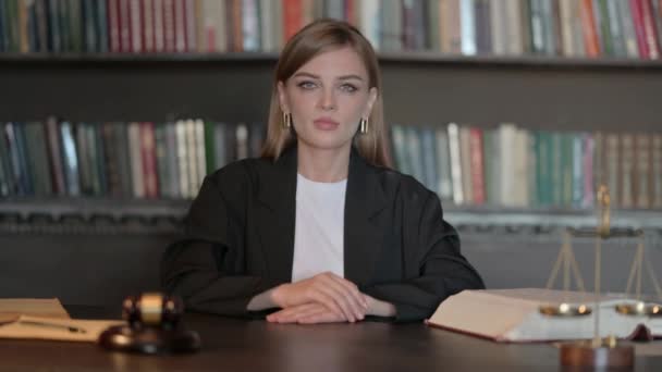 Fiatal Női Ügyvéd Próbálja Meghallgatni Titkot — Stock videók