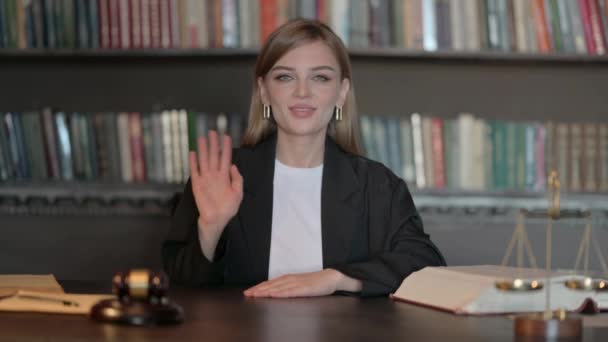 Ung Kvinnlig Advokat Talar För Video Blogg — Stockvideo