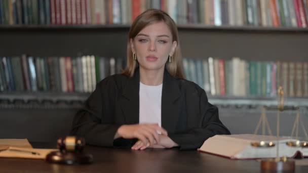 Pomaganie Młodej Kobiecie Prawnik Call Gesture — Wideo stockowe
