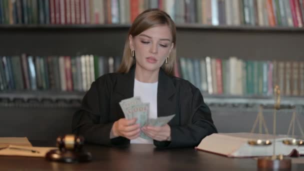 Ung Kvinnlig Advokat Räknar Pengar Ämbetet — Stockvideo