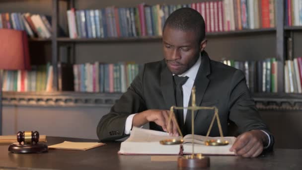 Afrikai Amerikai Ügyvéd Olvasási Jog Könyve Hivatalban — Stock videók