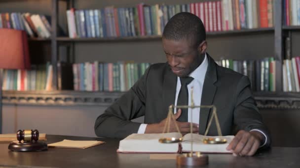 Africký Americký Právník Kašel Při Čtení Knihy — Stock video