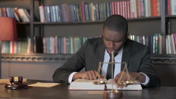 Afrikai Amerikai Ügyvéd Feldúlt Olvasás Közben Law Book — Stock videók