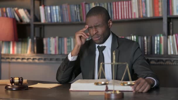 Afrikai Amerikai Ügyvéd Akinek Fejfájás Munkahelyen — Stock videók
