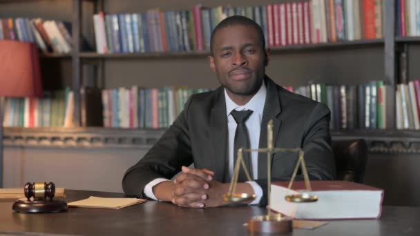 Ciddi Afrikalı Amerikalı Avukat Ofiste Oturuyor — Stok video