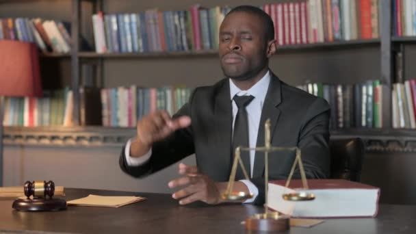 Advogado Africano Americano Fazendo Polegares Escritório — Vídeo de Stock