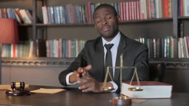 Afrikai Amerikai Ügyvéd Hüvelykujjal Hivatalban — Stock videók