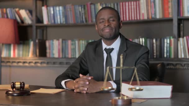 Afrikansk Amerikansk Advokat Skakar Huvudet Acceptans — Stockvideo