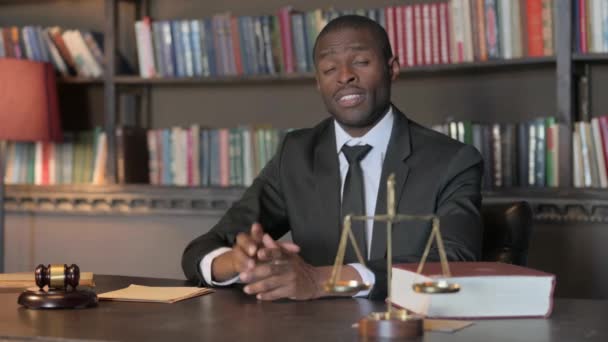 アフリカ系アメリカ人弁護士 オフィスのカメラを指さす — ストック動画
