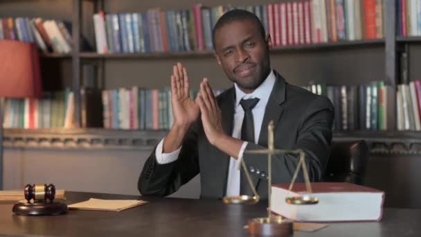 Ενθουσιασμένος Αφροαμερικανός Δικηγόρος Χειροκροτεί Για Την Ομάδα Στο Γραφείο — Αρχείο Βίντεο