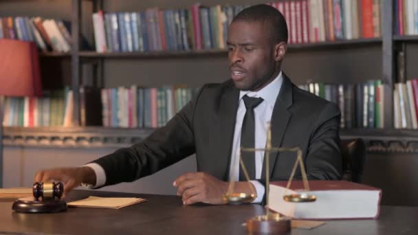 Afrikaanse Rechter Die Veroordeling Uitspreekt Door Gavel Slaan — Stockvideo