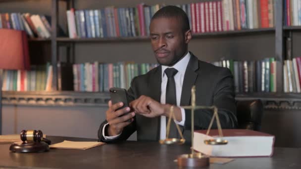 Abogado Afroamericano Usando Smartphone Oficina — Vídeos de Stock