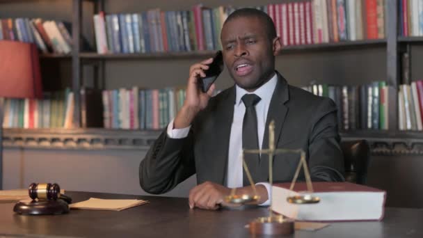 Afroamerikansk Advokat Talar Telefon Kontoret — Stockvideo