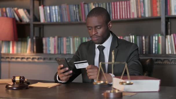 African American Lawyer Zdenerwowany Przez Błąd Płatności Online Telefonie Biurze — Wideo stockowe