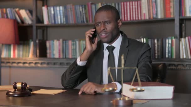 Advogado Afro Americano Perturbado Discutindo Telefone Escritório — Vídeo de Stock