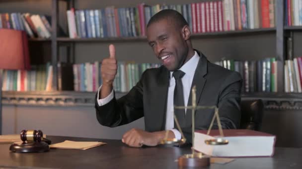 아프리카계 미국인 변호사 엄지손가락을 올리는 — 비디오